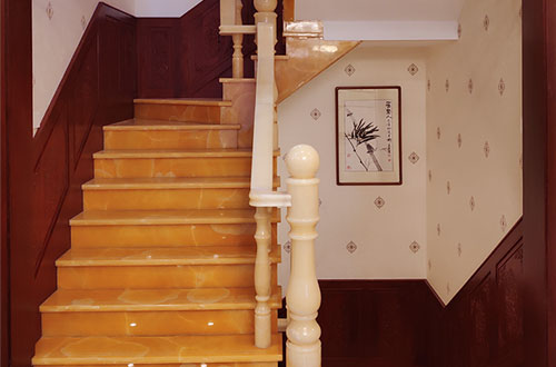 湖滨中式别墅室内汉白玉石楼梯的定制安装装饰效果